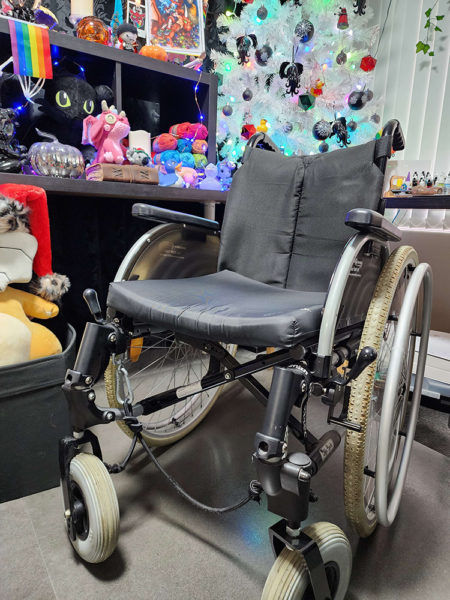 a photograph of Dragancaor's broken wheelchair.